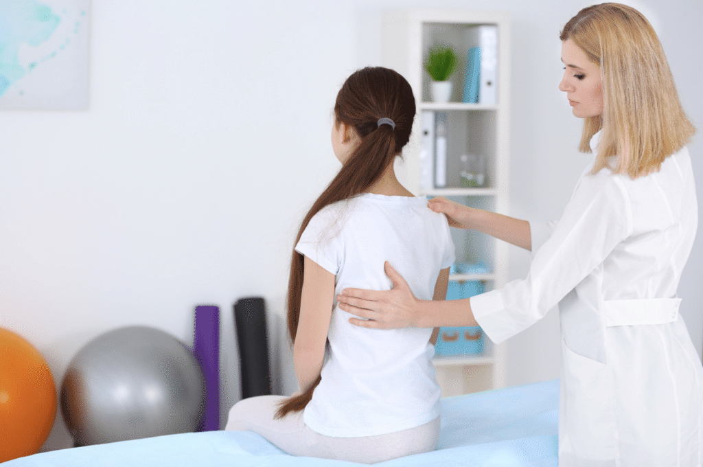 Un ajustement chiropratique sur une jeune enfant