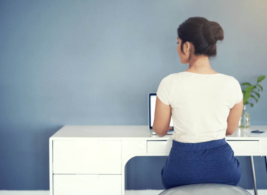 Une femme qui regarde au loin